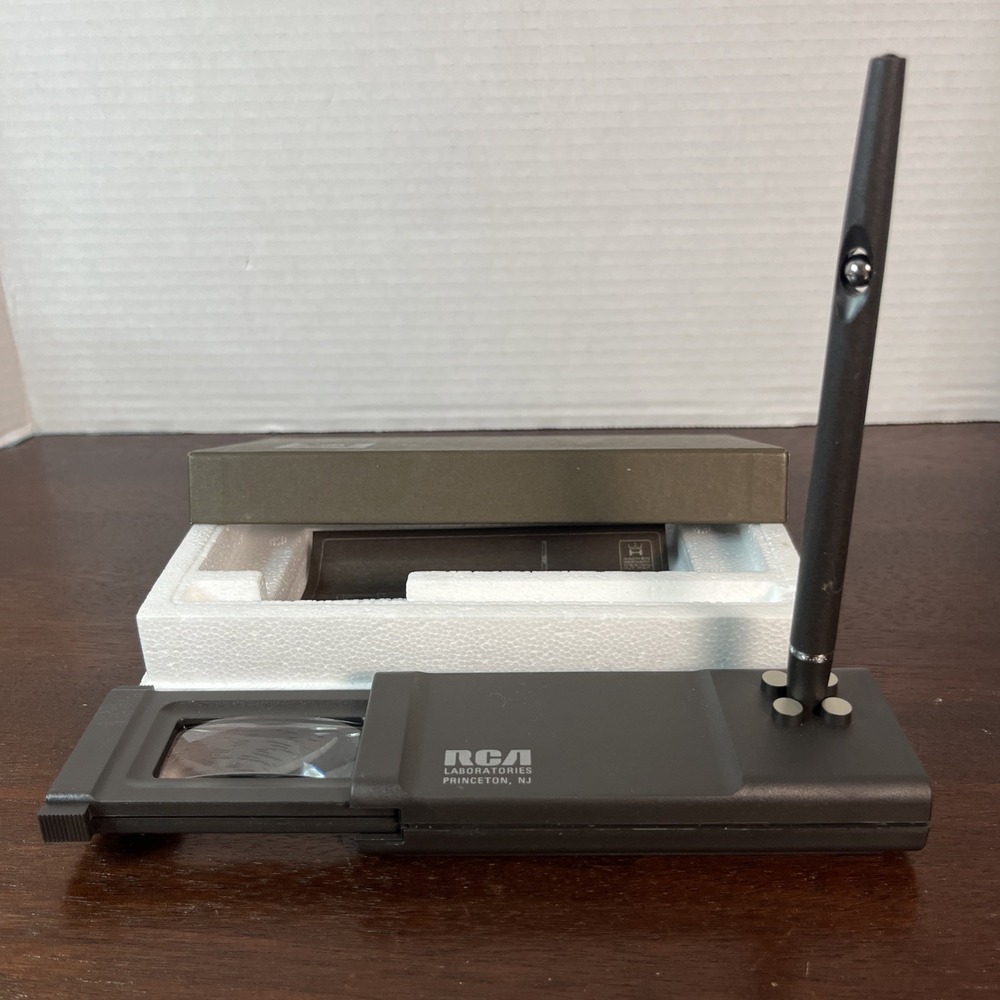 Vtg RCA Laboratories Pen w/Stand & Built in Pull out Magnifying Glass New in Box